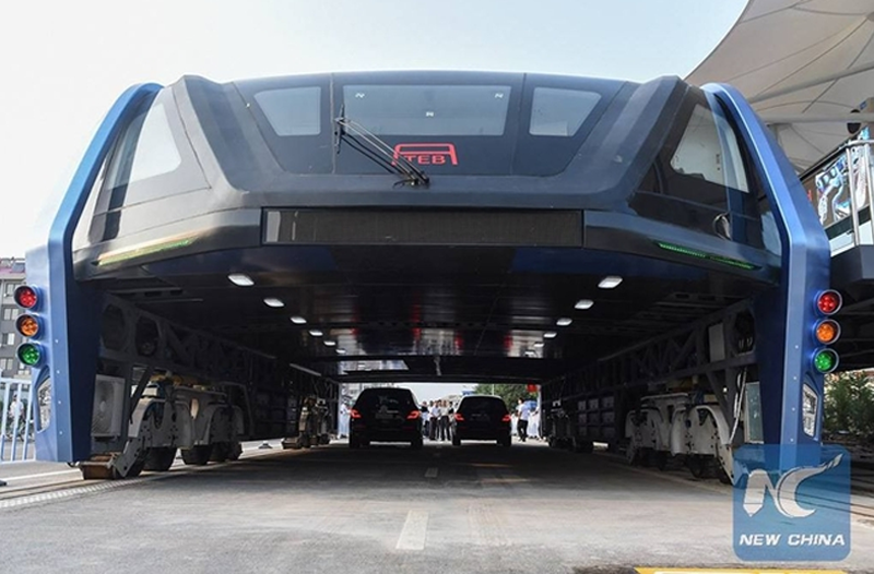300 utast szállít, 50 km/h-val megy: Kína megépítette a világ legmenőbb autóbuszát